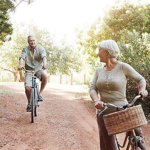 Älteres Paar auf Fahrrädern | Tiger Balm