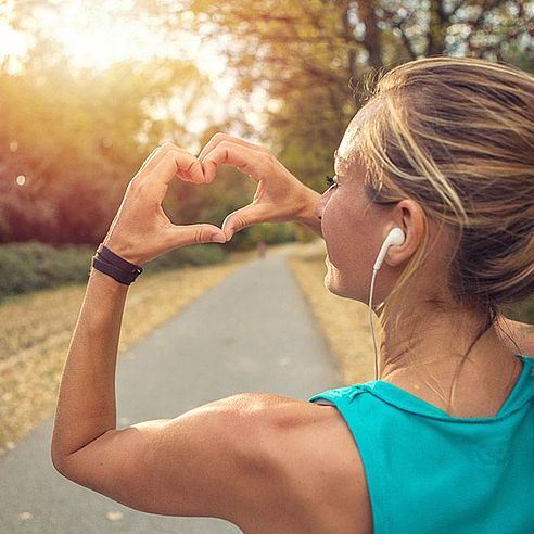 Weibliche Person beim Joggen | Tiger Balm