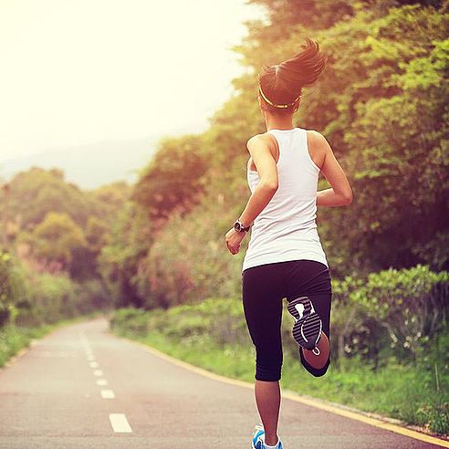 Weibliche Person beim Joggen | Tiger Balm