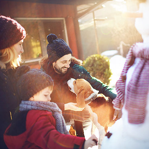 Familie baut einen Schneemann | Tiger Balm