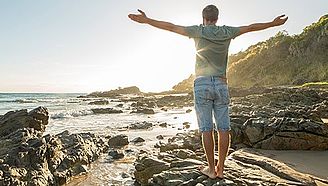 Männliche Person streckt sich der Sonne entgegen | Tiger Balm