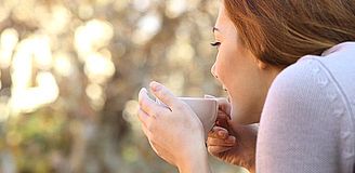 Weibliche Person trinkt Tee | Ramend