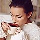 Weibliche Person trinkt Tee | Tiger Balm