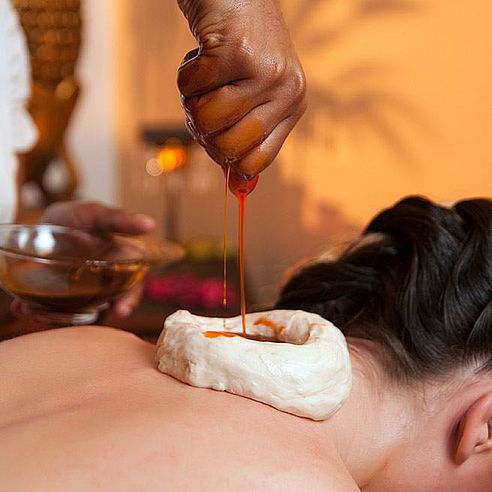 Frau bekommt Ayurveda Massage | Tiger Balm